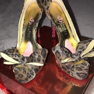 Paris Hilton  sexy shoes size 8M